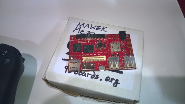 ... und auf der Maker Faire gibt es das Board unerwartet auch in Rot. (Foto: Alexander Merz/Golem.de)